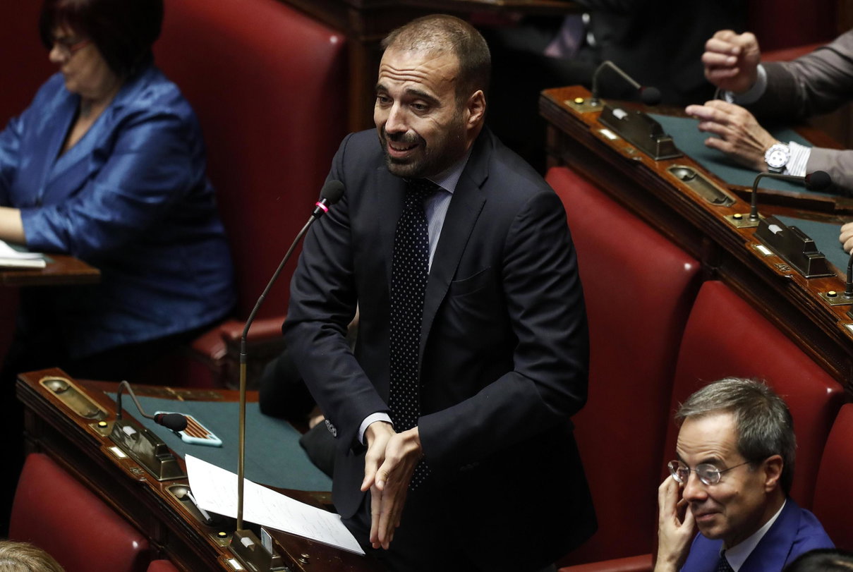 Sulla proposta renziana di iscriversi sui social con la carta d’identità article-post