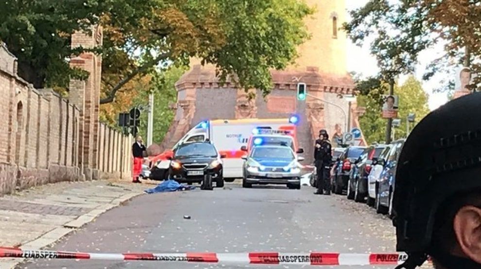 Sparatoria davanti a una sinagoga ad Halle in Germania: almeno 2 morti, un arresto article-post