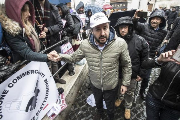 Salvini voleva ‘condonare’ le tasse sulle sigarette elettroniche, l’attuale governo le alza