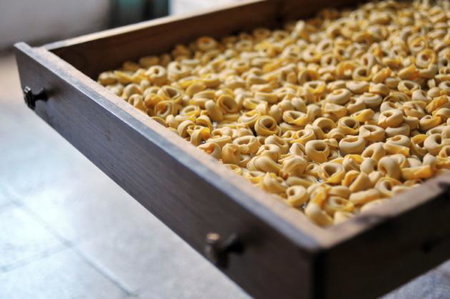 Quindi, il Gambero Rosso dice che il tortellino originario era senza maiale e con il pollo article-post