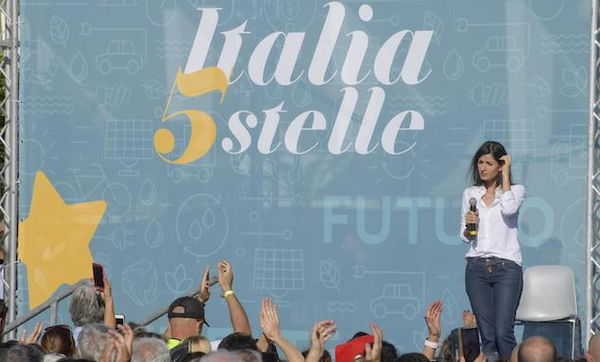 Festa dei 5 stelle, Virginia Raggi difesa dagli attivisti che contestano i giornalisti