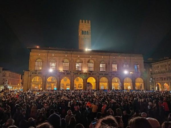 La vita difficile di Salvini a Bologna: c’è una piazza piena, ma non è la sua | VIDEO