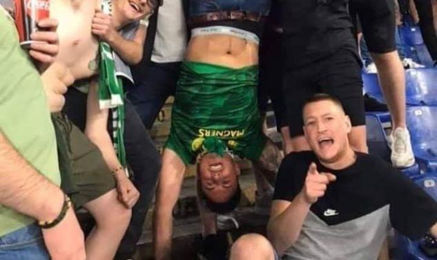 I tifosi del Celtic ‘sbeffeggiano’ i laziali esultando a testa in giù
