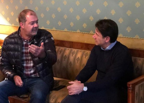 Venezia, il presidente Conte ha incontrato il proprietario dell’edicola finita nel canale