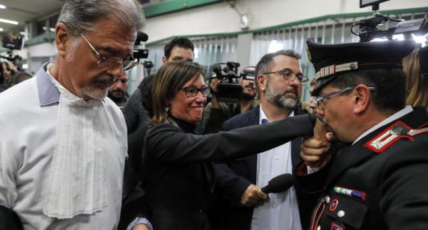 Il Carabiniere e il baciamano a Ilaria Cucchi: «È stato un gesto spontaneo, nessun esibizionismo»