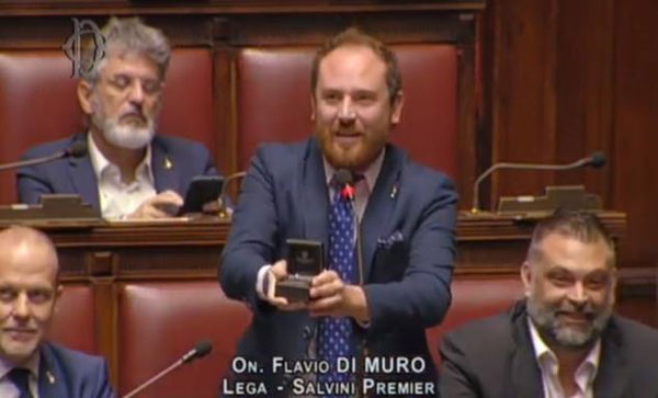 Il deputato della Lega fa la sua proposta di matrimonio alla Camera, ma Fico lo riprende