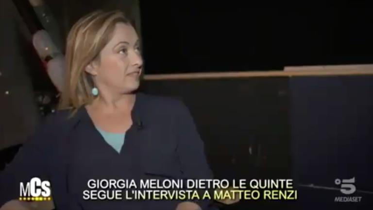 La faccia di Giorgia Meloni quando canta Matteo Renzi: «Ammazza, è bravo oh»