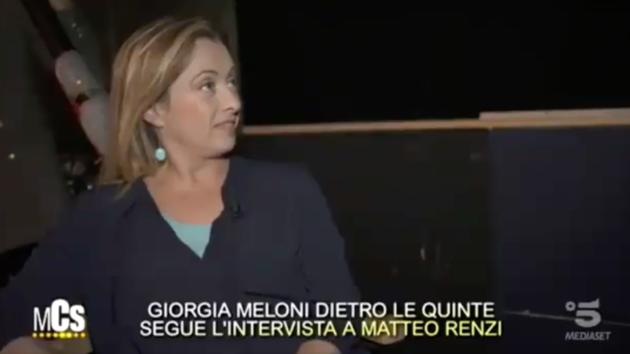 La faccia di Giorgia Meloni quando canta Matteo Renzi: «Ammazza, è bravo oh» article-post