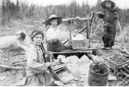 Ci mancava solo il complotto di Greta Thunberg che viene dal passato per salvarci article-post