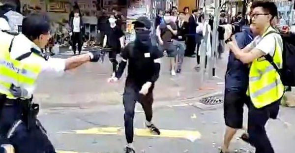 Ancora violenze ad Hong Kong: polizia spara e colpisce un manifestante | VIDEO