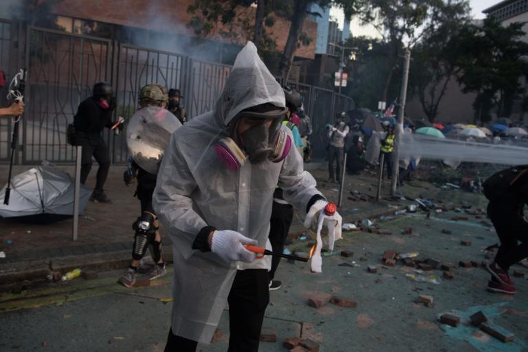 Hong Kong, giù la maschera!