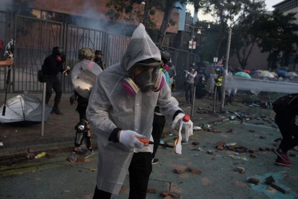 Hong Kong, giù la maschera!