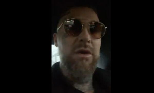 Il Brasiliano che si è scontrato con Vauro: «Ma pizzetto, che puzzava de vino, che voleva fa’?» | VIDEO