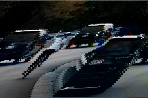 Juli Briskman, da ciclista che faceva il dito medio a Trump a consigliera