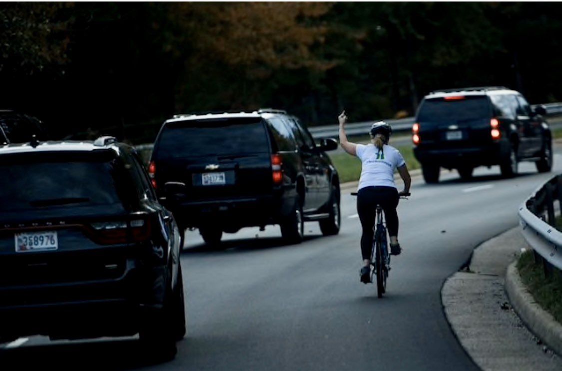 Juli Briskman, da ciclista che faceva il dito medio a Trump a consigliera article-post