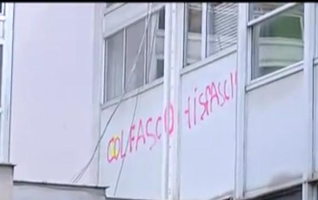 Latina, due studentesse disegnano svastiche sui muri a scuola: il padre di una delle due la spinge a denunciarsi article-post
