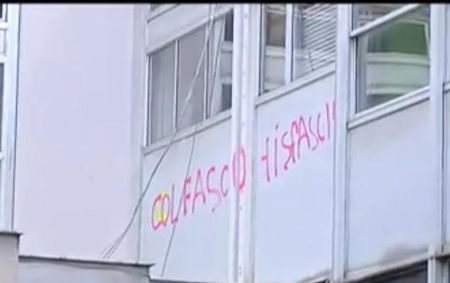 Latina, due studentesse disegnano svastiche sui muri a scuola: il padre di una delle due la spinge a denunciarsi article-post