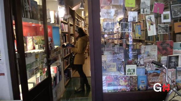 Roma, chiude la storica Libreria del Viaggiatore. Il proprietario: «Diventiamo erranti ma non ci arrendiamo»