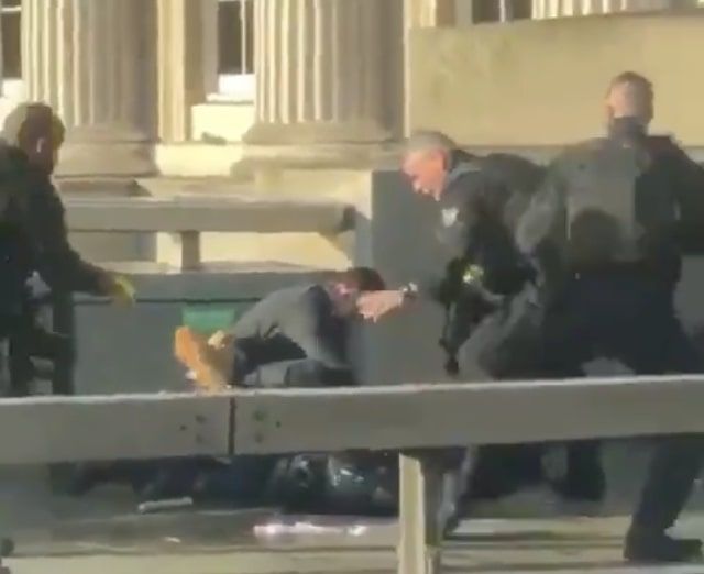 Sparatoria a London Bridge, neutralizzato un uomo con coltello: diversi feriti | VIDEO