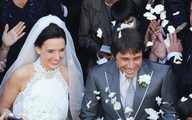La moglie di Antonio Conte smentisce che il marito abbia ricevuto un proiettile in busta: «Una bufala!»