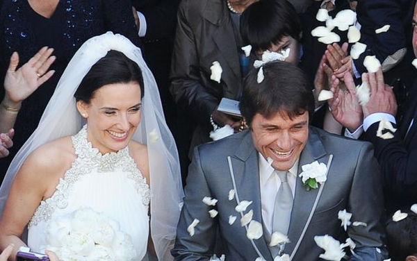 La moglie di Antonio Conte smentisce che il marito abbia ricevuto un proiettile in busta: «Una bufala!»