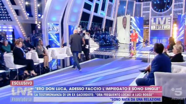 Paolo Brosio «benedice» lo studio di Barbara D’Urso | VIDEO