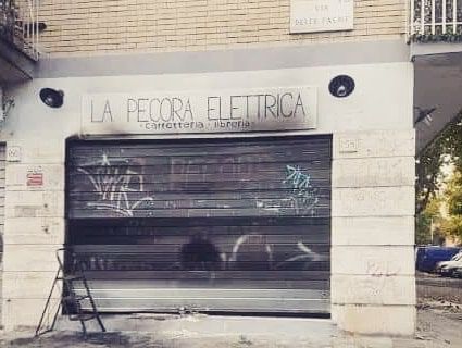 La libreria Pecora Elettrica doveva riaprire domani, ma è stata incendiata di nuovo