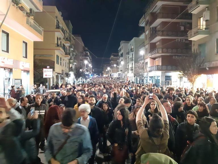 Davanti alla Pecora Elettrica, tutto il bene del mondo intona Bella Ciao