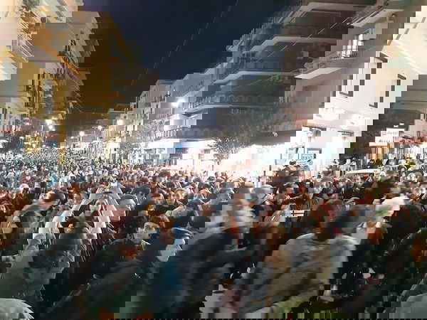 Davanti alla Pecora Elettrica, tutto il bene del mondo intona Bella Ciao