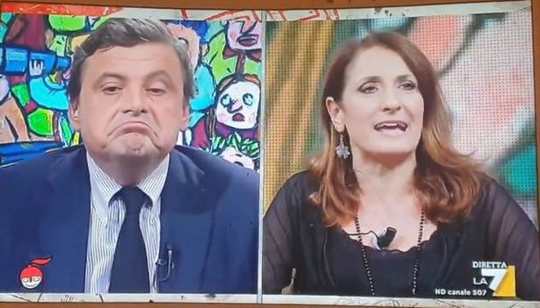 Ruocco sostiene che il M5S abbia evitato l’aumento dell’Iva. Calenda: «Ma se le clausole le avete messe voi?» | VIDEO