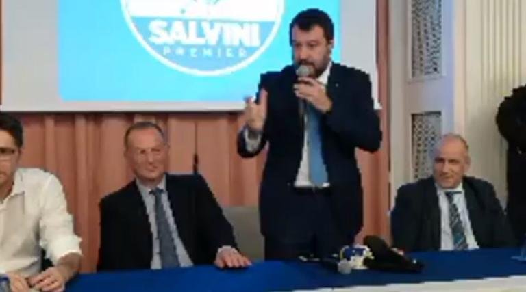 Salvini trasforma la conferenza stampa in un comizio e litiga con un giornalista | VIDEO