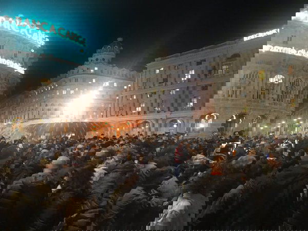 Cristiano De Andrè ringrazia le 8mila sardine a Genova che hanno cantato le canzoni del padre | VIDEO