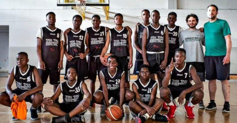 Il caso Tam Tam Basket: la squadra esclusa dal campionato perché ha solo giocatori stranieri (ma nati in Italia)