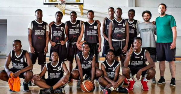 Il caso Tam Tam Basket: la squadra esclusa dal campionato perché ha solo giocatori stranieri (ma nati in Italia)