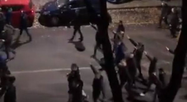 I tifosi dell Dinamo Zagabria marciano per Milano facendo saluti romani | VIDEO