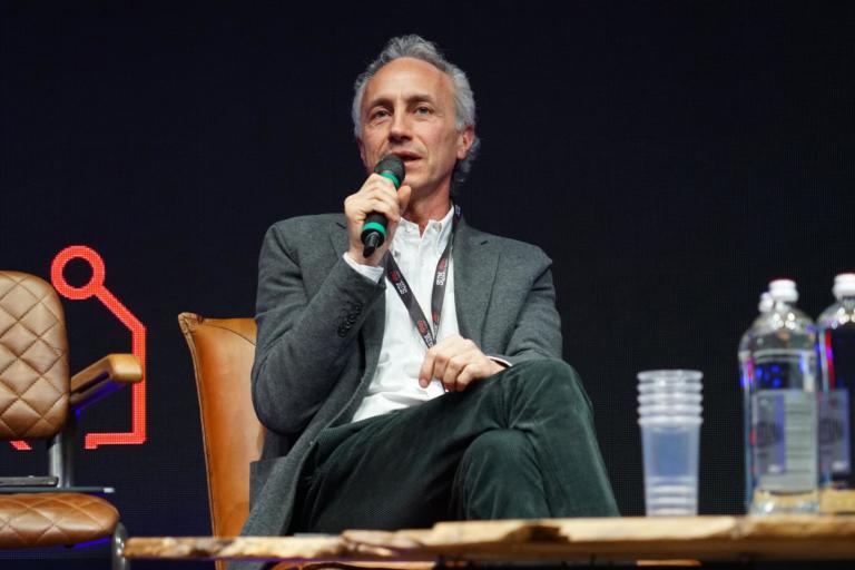 Travaglio dice che le Sardine di Bologna hanno lo stesso spirito del V-Day di Grillo