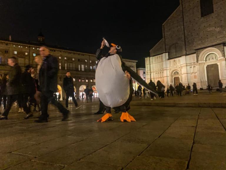 Il leghista che manifesta (da solo) vestito da pinguino contro le Sardine a Bologna