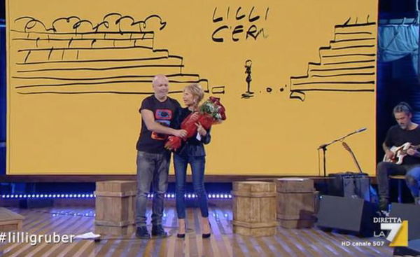 Diego Bianchi consegna a Lilli Gruber le rose che Salvini non le ha mai dato