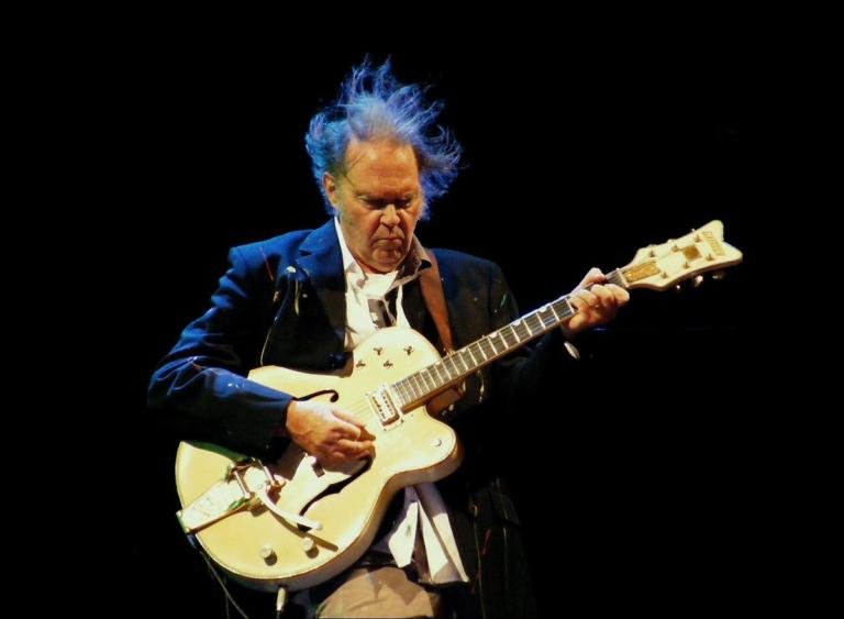 Ha fumato marjuana: slitta la doppia cittadinanza per Neil Young