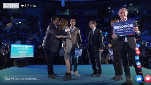 Mentre a Venezia la situazione è ancora critica, Zaia è a Bologna col cartello «Borgonzoni Presidente» | VIDEO