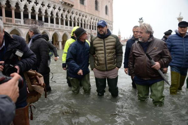 ll giorno dopo la sentenza sul caso Cucchi, Salvini si presenta con il berretto dei Carabinieri