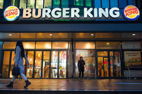 Burger King e la svolta green: niente più cannucce e copri bicchieri di plastica