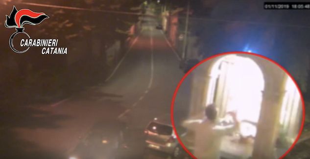 Catania, colpisce a sprangate la statua di Gesù e se ne va | VIDEO