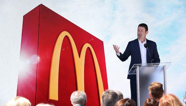 Il Ceo di McDonald's licenziato per aver avuto una relazione con una dipendente