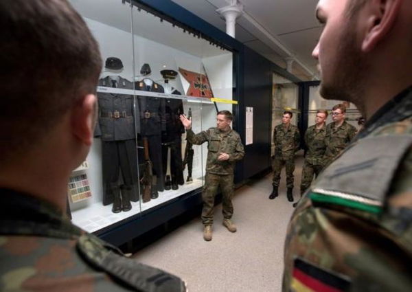 L’imbarazzo dell’esercito tedesco che ha postato su Instagram una divisa nazista