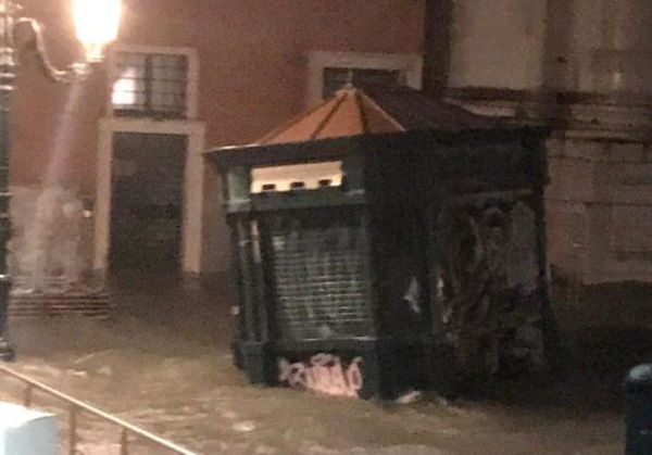 Venezia, la storica edicola che è finita nel canale: «Dopo 25 anni, ho perso tutto»