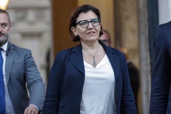 Elisabetta Trenta mantiene l’alloggio da ministra intestandolo al marito militare