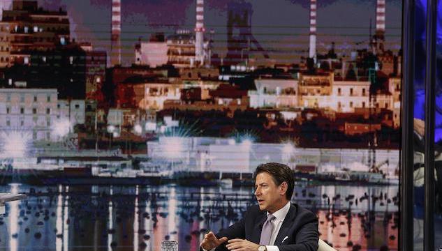 Giuseppe Conte a Taranto visita l'ex-Ilva: accolto dalle proteste dei lavoratori