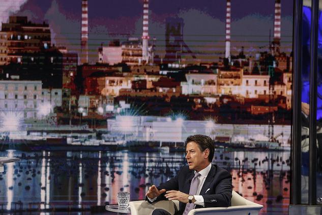 Giuseppe Conte a Taranto visita l’ex-Ilva: accolto dalle proteste dei lavoratori