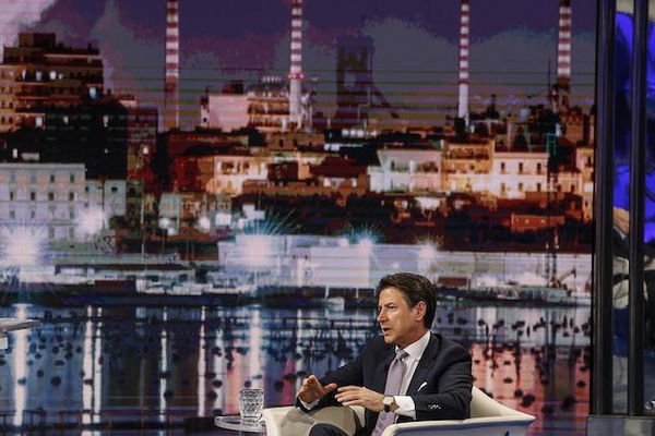 Giuseppe Conte a Taranto visita l’ex-Ilva: accolto dalle proteste dei lavoratori